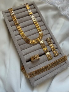 سرویس زنانه برنجی طرح ورساچه پهن کد S128